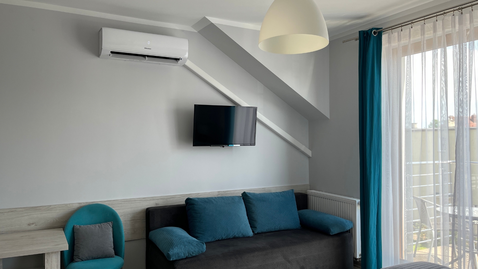 Pokój z balkonem - łóżko